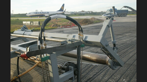 Aplicação de S&P Carbophalt®, no taxiway do Aeroporto de Lisboa