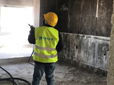 Saturação da superfície, prévia à aplicação da argamassa