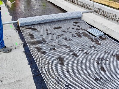 Aplicação da grelha de reforço sobre a emulsão de impermeabilização