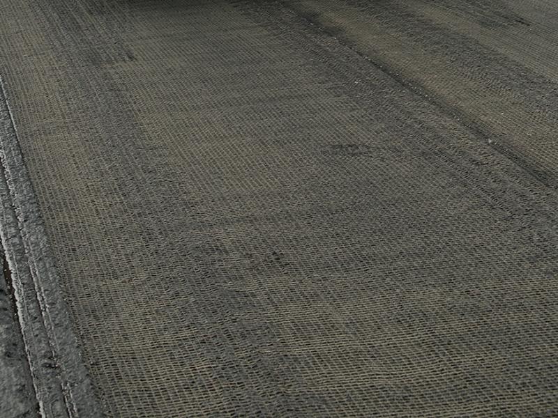 Grelha aplicada em pavimento rodoviário